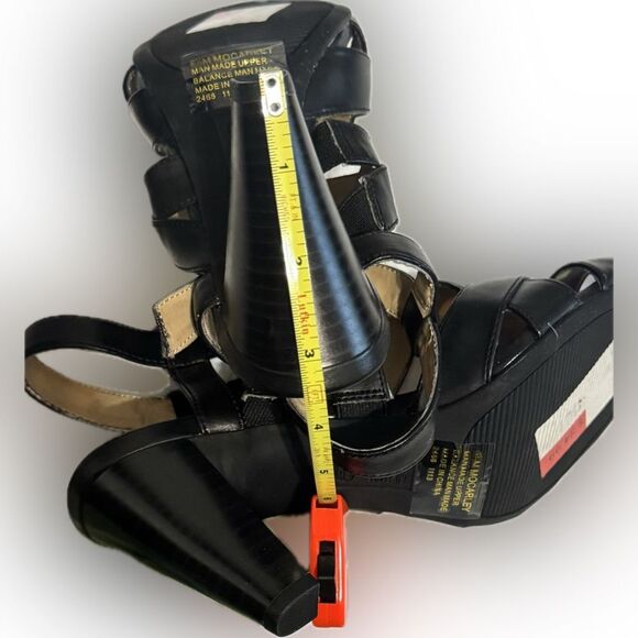 Like new! Mootsies Tootsies “MOCARLEY” black wedges! - Picture 7 of 8